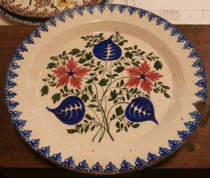 piatto in ceramica dipinta